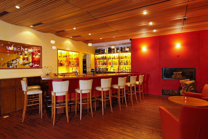 Lounge 44 of 49