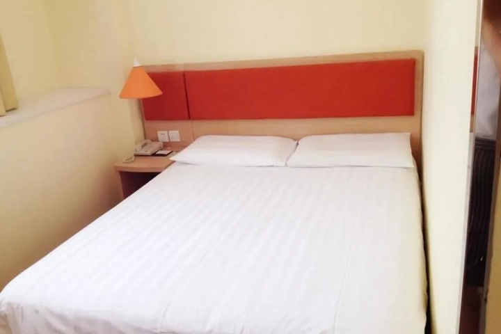 Room 7 of 12
