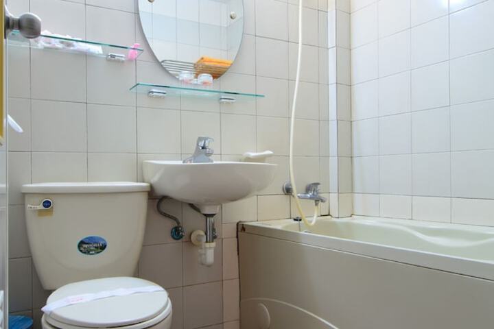 Deep soaking bathtub