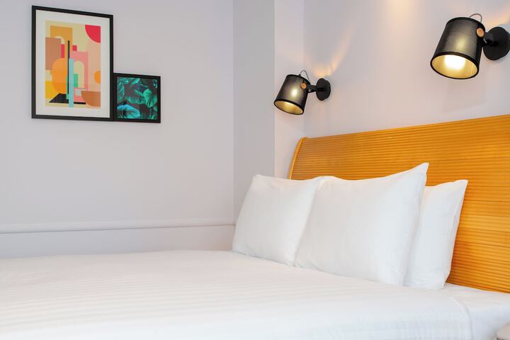 Room 25 of 176