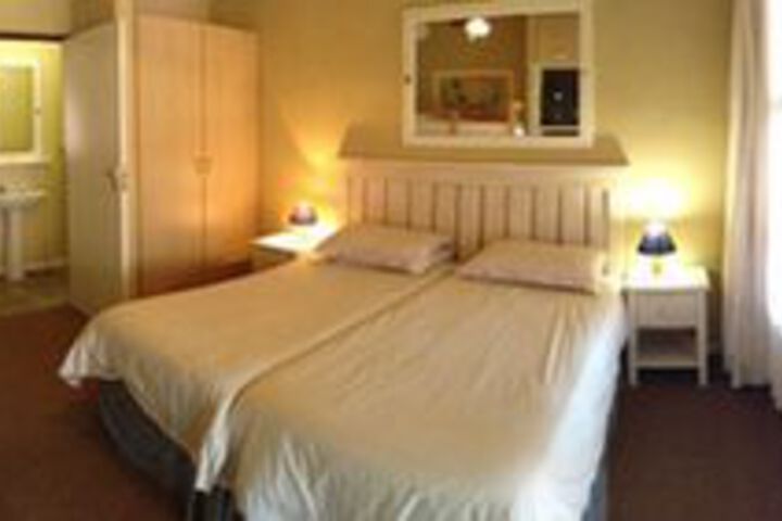 Room 6 of 10