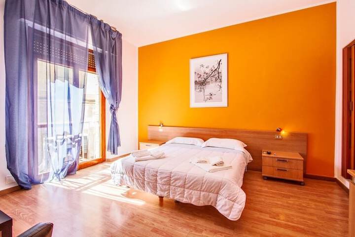 Room 4 of 8