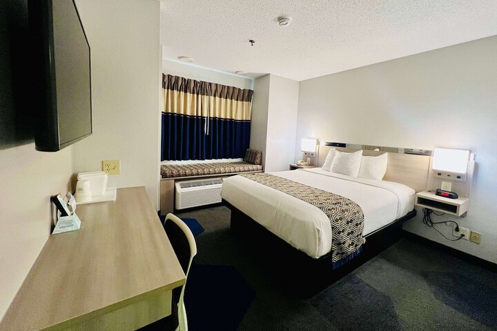 1 Queen Bed (14 of 35)