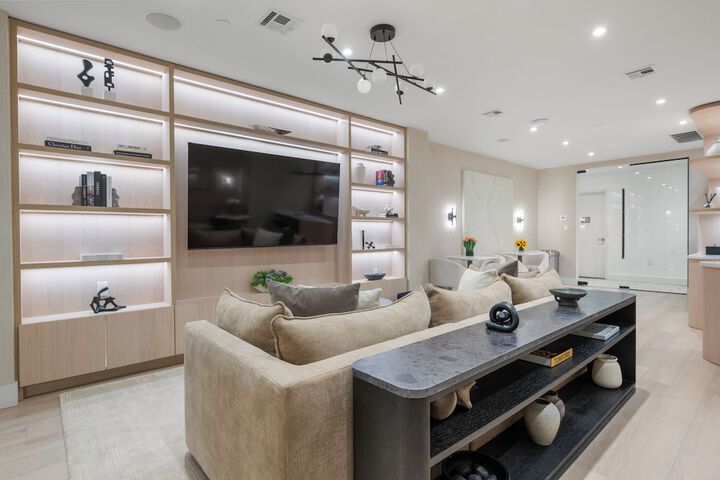 Lounge 604 of 626