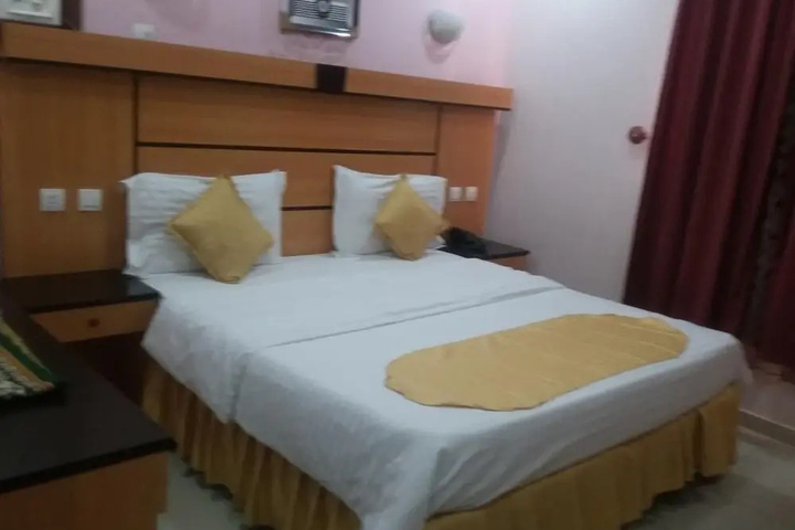 Room 4 of 17