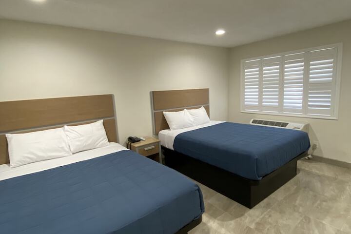 1 Queen Bed (6 of 17)