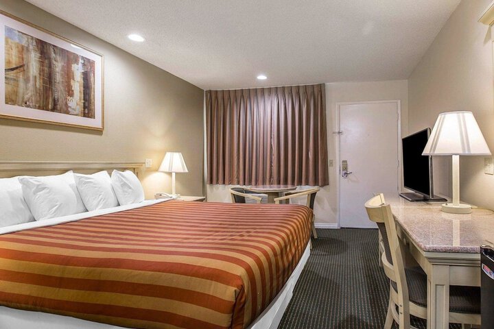 1 King Bed (5 of 5)