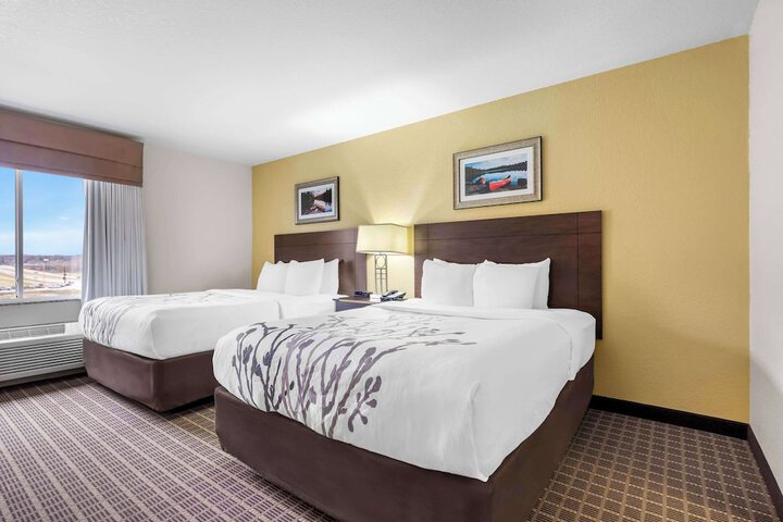 2 Queen Beds (7 of 9)