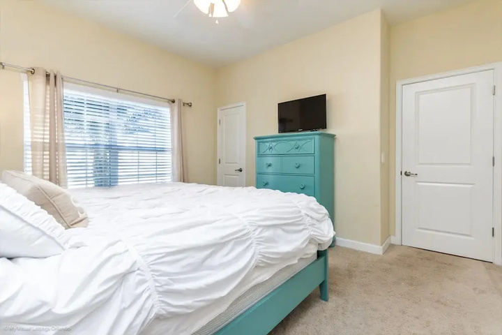 Room 6 of 17
