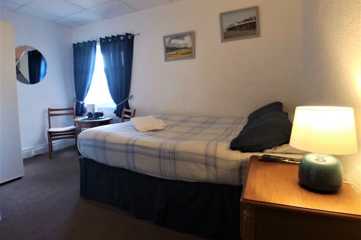 Room 16 of 102