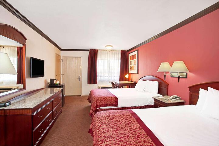 Deluxe King Bed (3 of 7)
