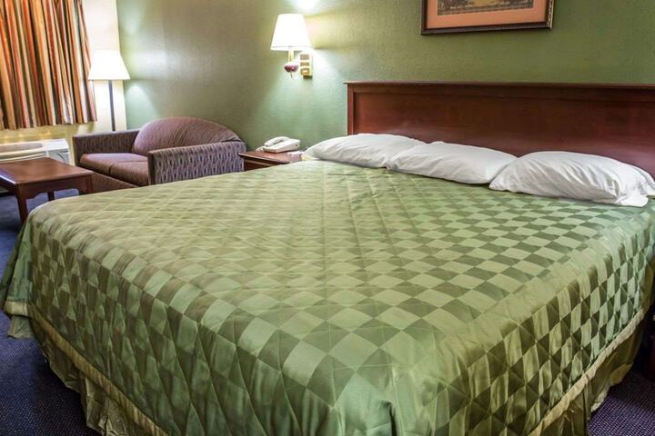 1 King Bed (2 of 18)