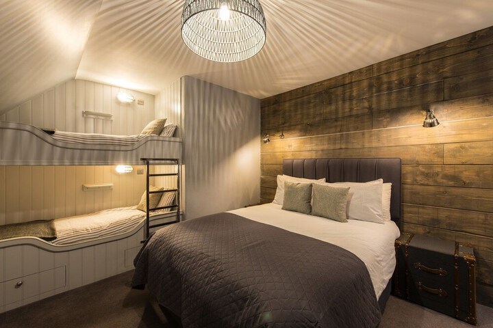 Room 10 of 32