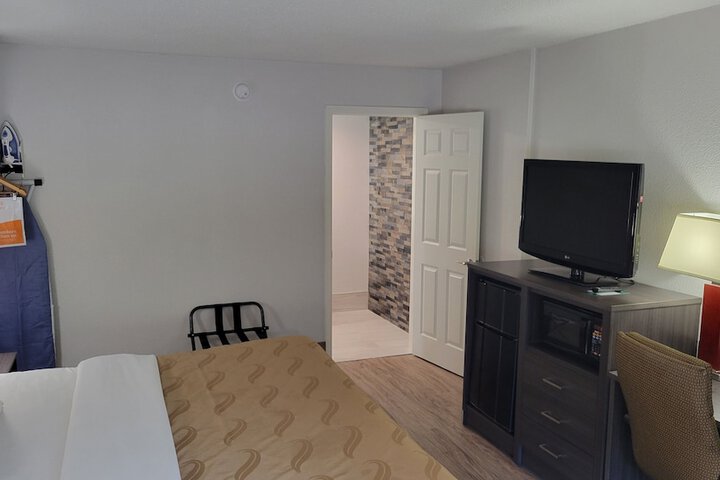 1 King Bed (4 of 18)