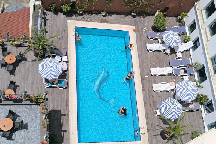 Pool 17 of 33