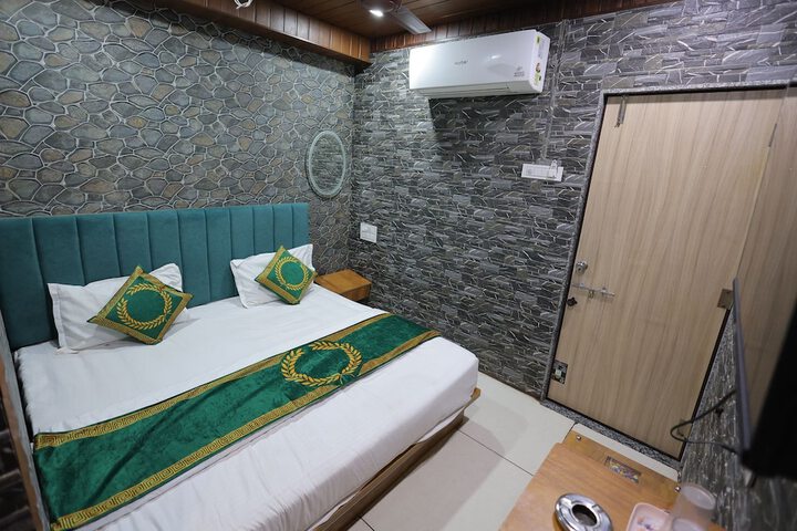 Room 11 of 29