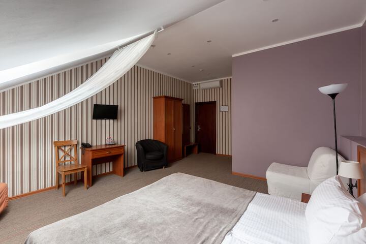 Room 3 of 25