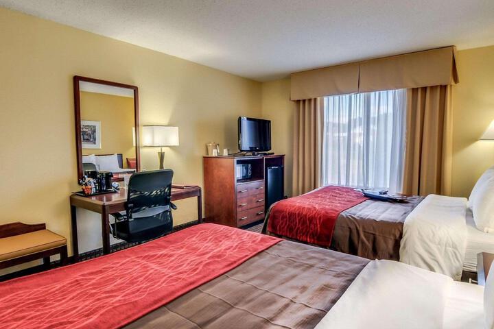 2 Queen Beds (9 of 10)