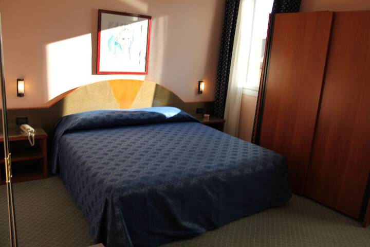 Room 8 of 16