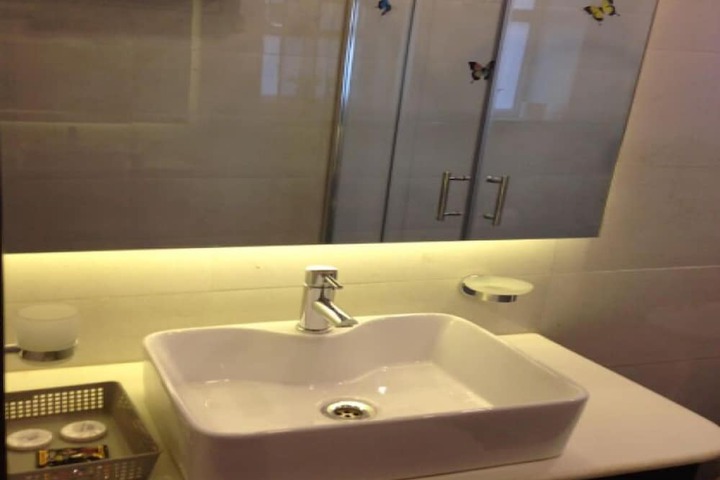 Room 4 of 6