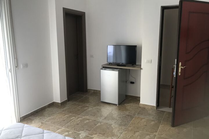 Room 6 of 25