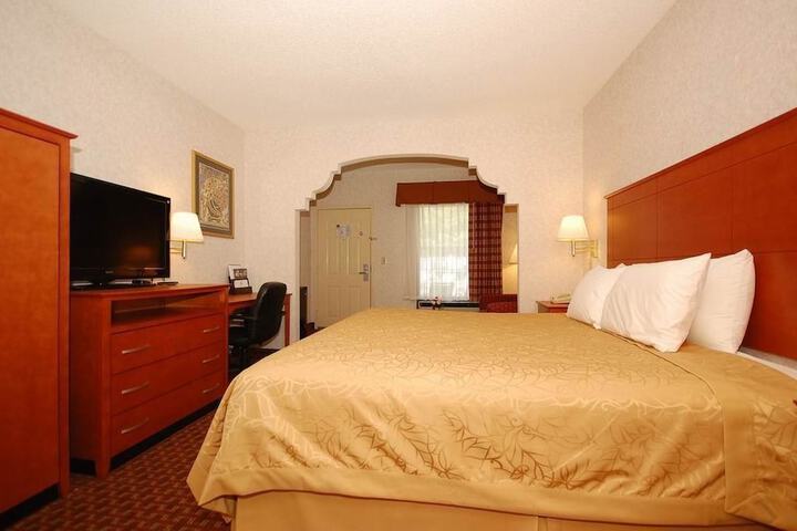 1 King Bed (5 of 7)