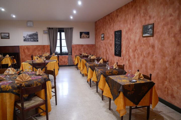 Dining 11 of 21