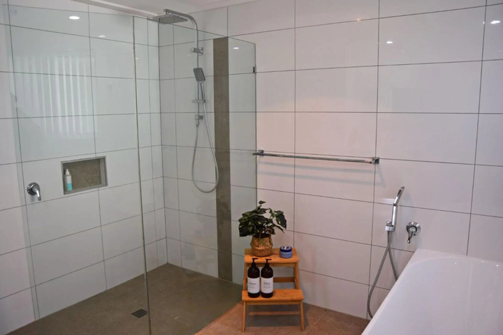 Room 9 of 16