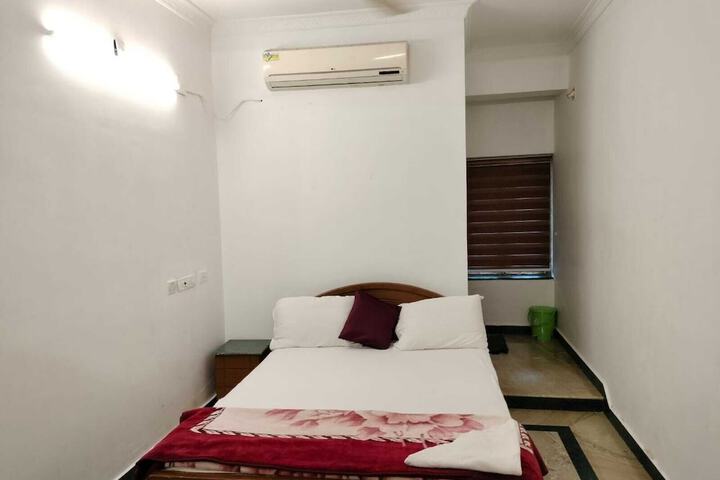 Room 12 of 18