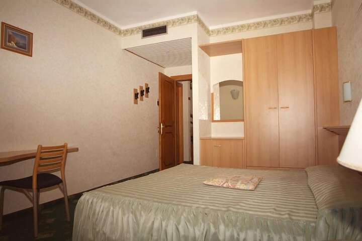 Room 8 of 34