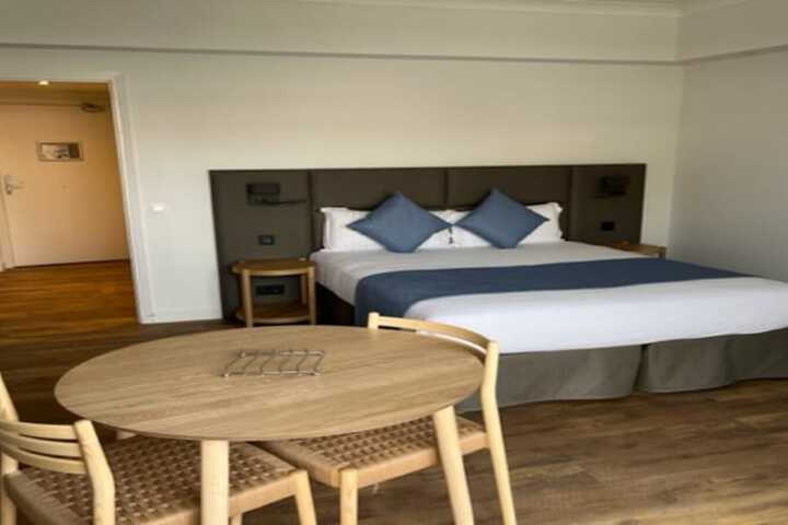 Room 4 of 77
