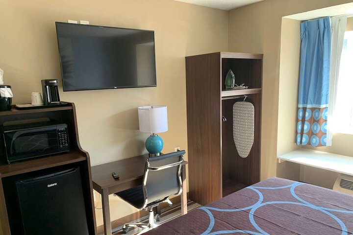 1 Queen Bed (2 of 18)
