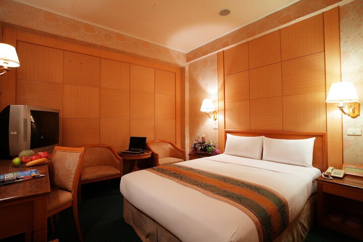 Room 10 of 32