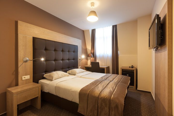 Room 6 of 28