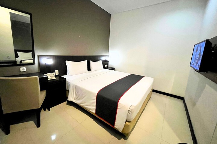 Room 4 of 8
