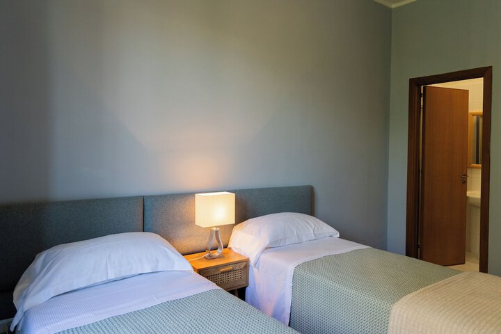 Room 2 of 65