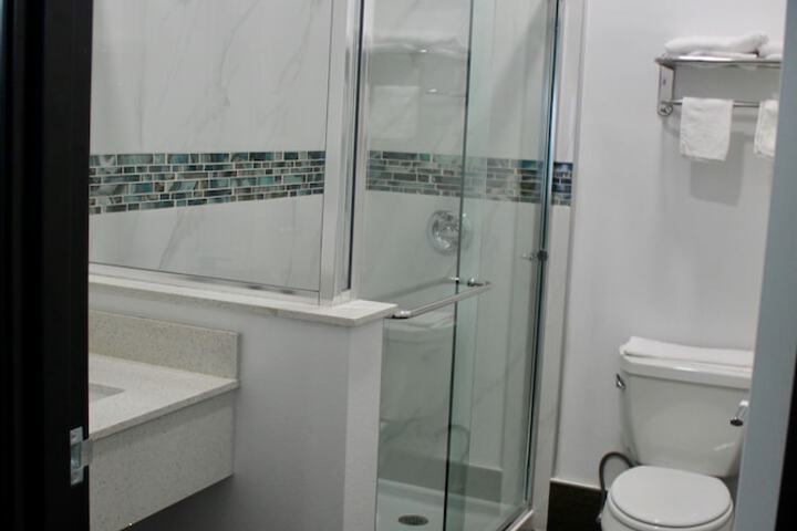 Deluxe Single Room 1 King Bed Jetted Tub (8 of 10)