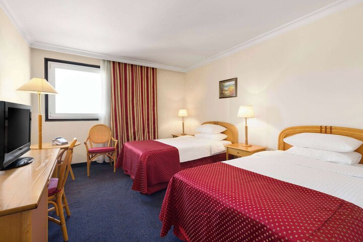 Room 25 of 90