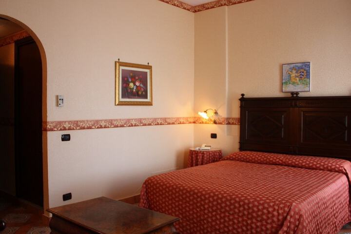 Room 23 of 38
