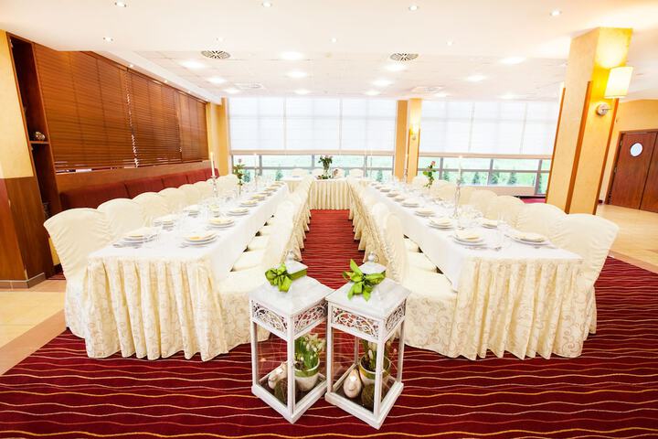 Ballroom/Hall 44 of 50