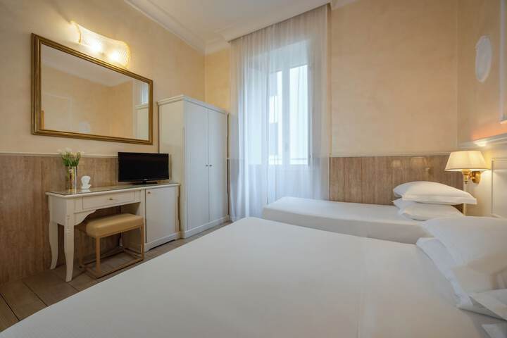 Room 33 of 100