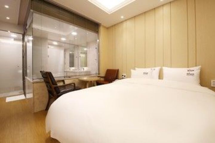 Room 11 of 27