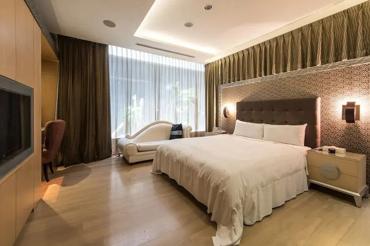 Room 5 of 14