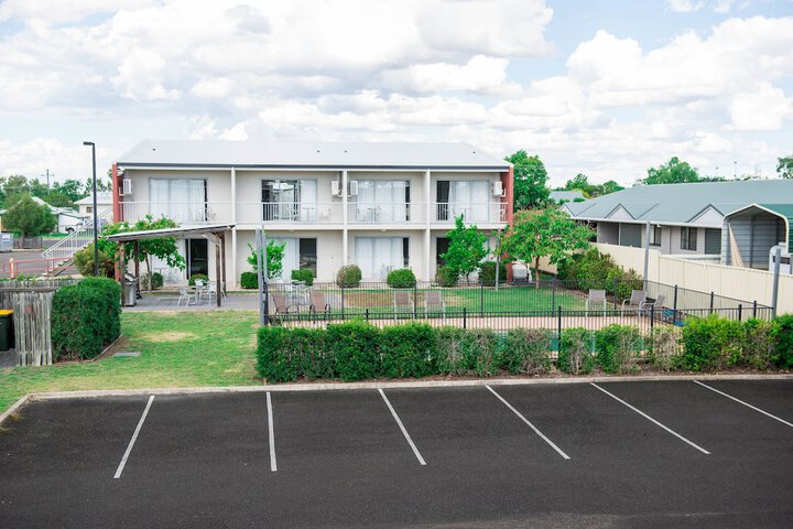 Hotel Exterior 33 of 39