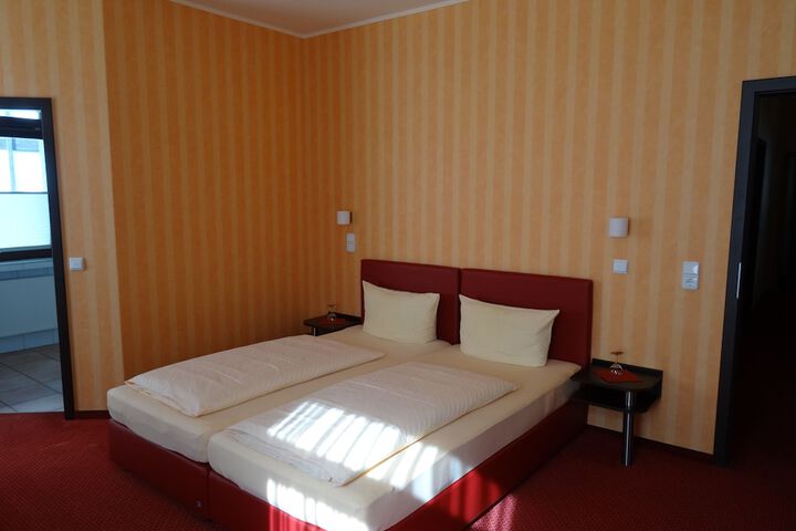 Room 2 of 35
