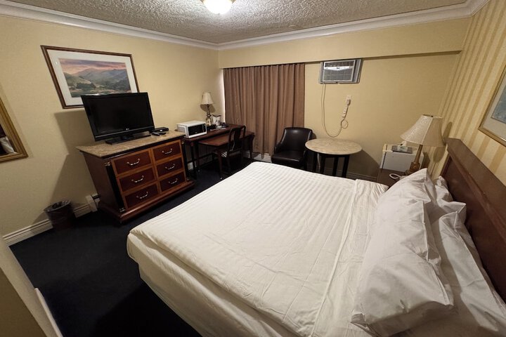 Room 27 of 77