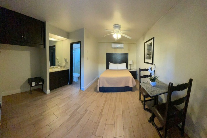 Room 6 of 9