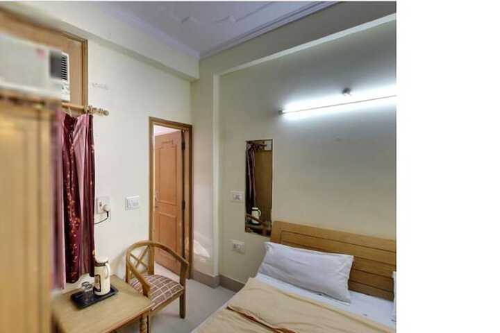 Room 6 of 32