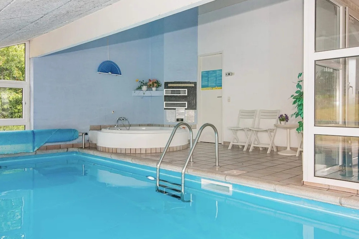 Pool 10 of 18