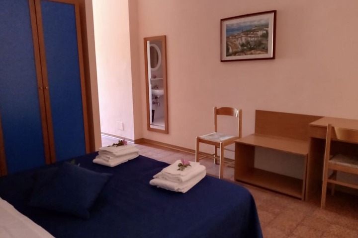 Room 6 of 27